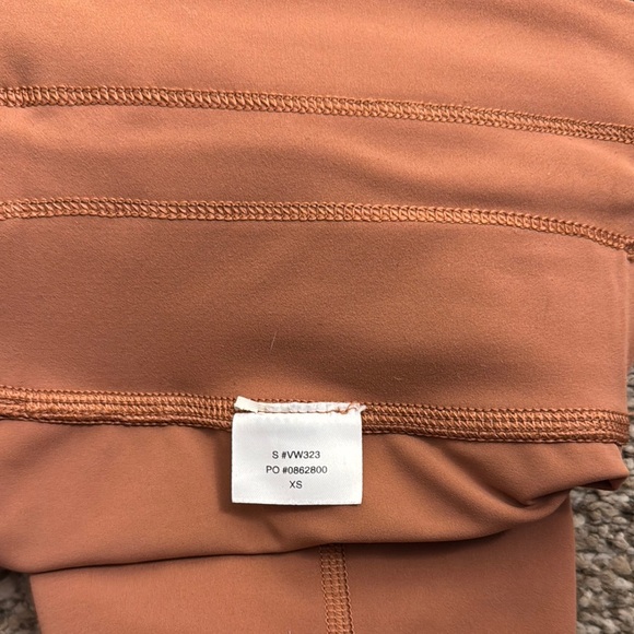 Vuori Daily Leggings in Penny - Picture 3 of 3